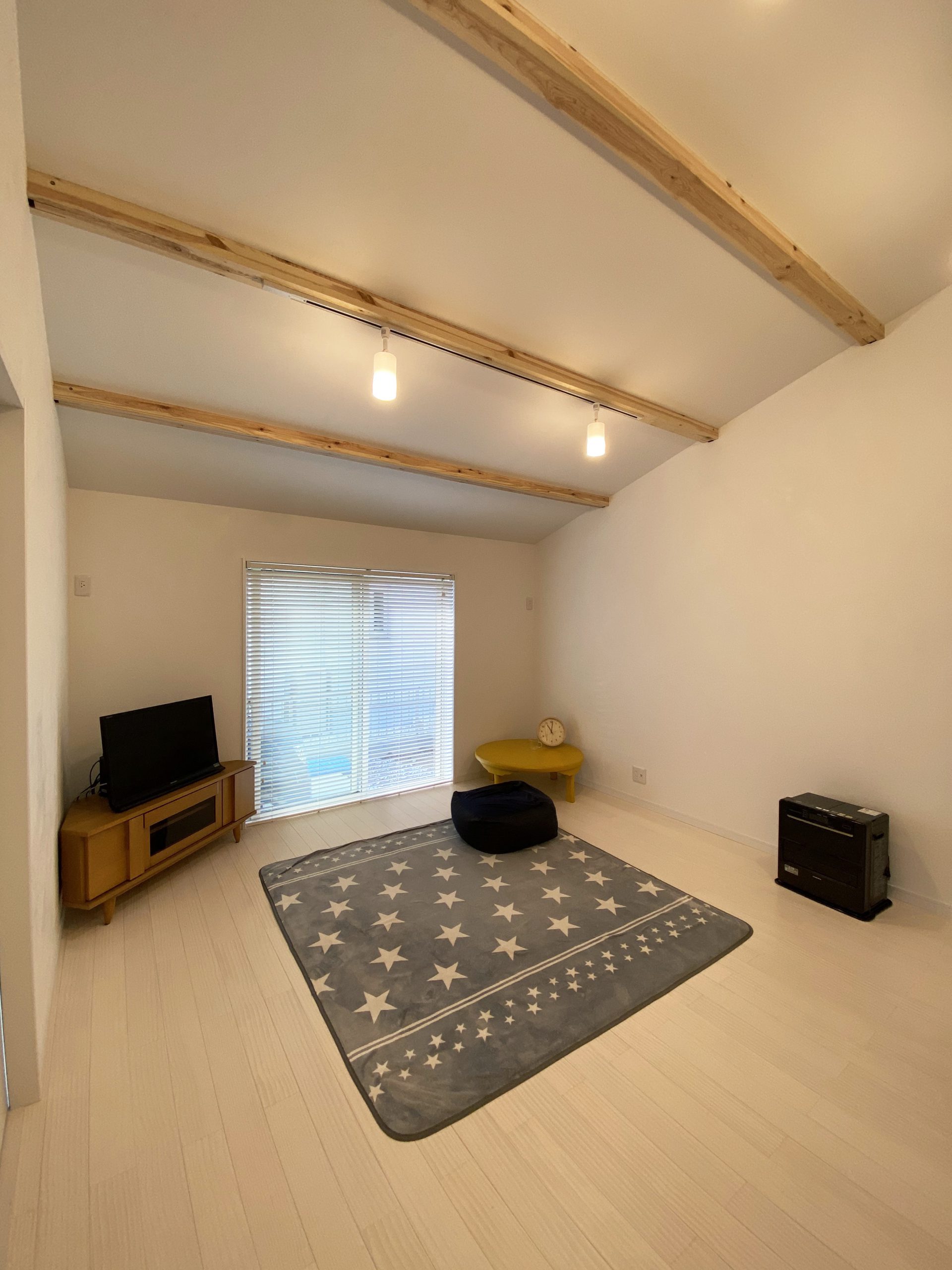 シンプルにオシャレに暮らす！爽やかなマリンブルーの平屋のお家