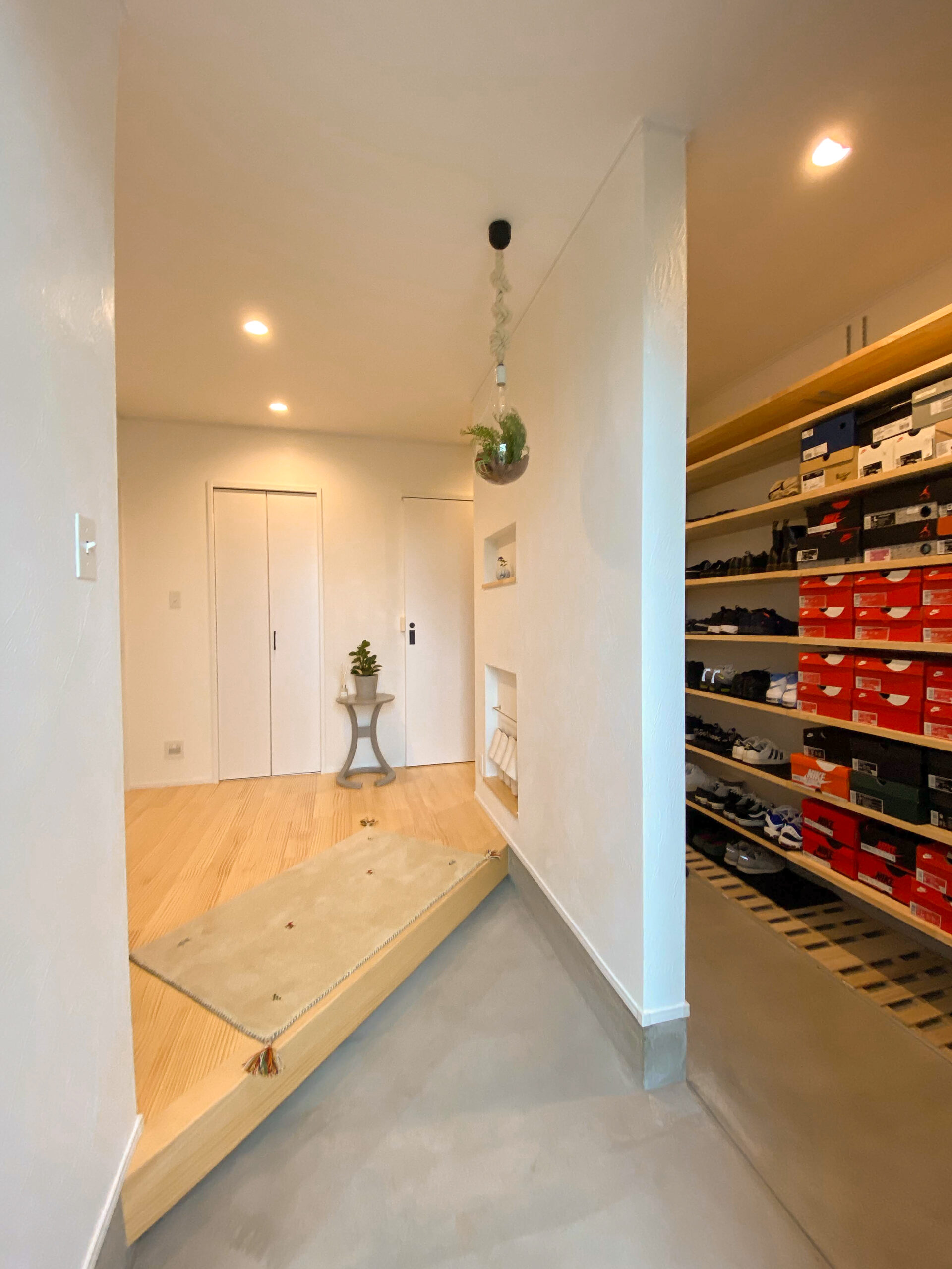 アイランドキッチンが主役!暮らしやすさにこだわったナチュラルモダンな平屋