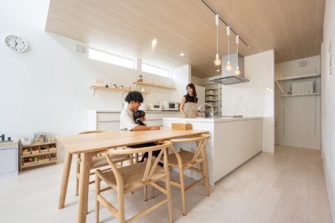 光が降りそそぐ、やさしさに包まれた吹き抜けリビングのある暮らし
