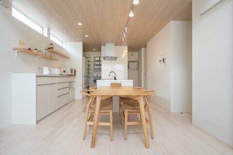 光が降りそそぐ、やさしさに包まれた吹き抜けリビングのある暮らし