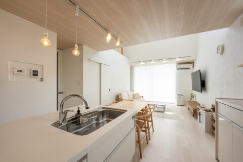 光が降りそそぐ、やさしさに包まれた吹き抜けリビングのある暮らし