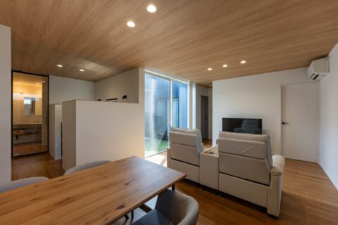 囲まれた空間が自由を生む、中庭のある平屋