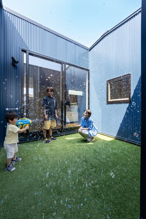 囲まれた空間が自由を生む、中庭のある平屋