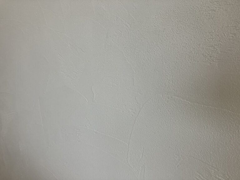 手仕事が光る「塗り壁仕上げ」 〜内装仕上げの工程〜