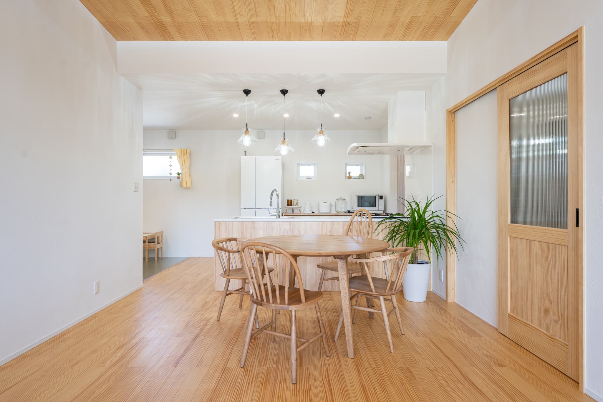 2026年春のトレンドは「手触り」と「丸み」。自然素材の家を彩る最新インテリアコーディネート