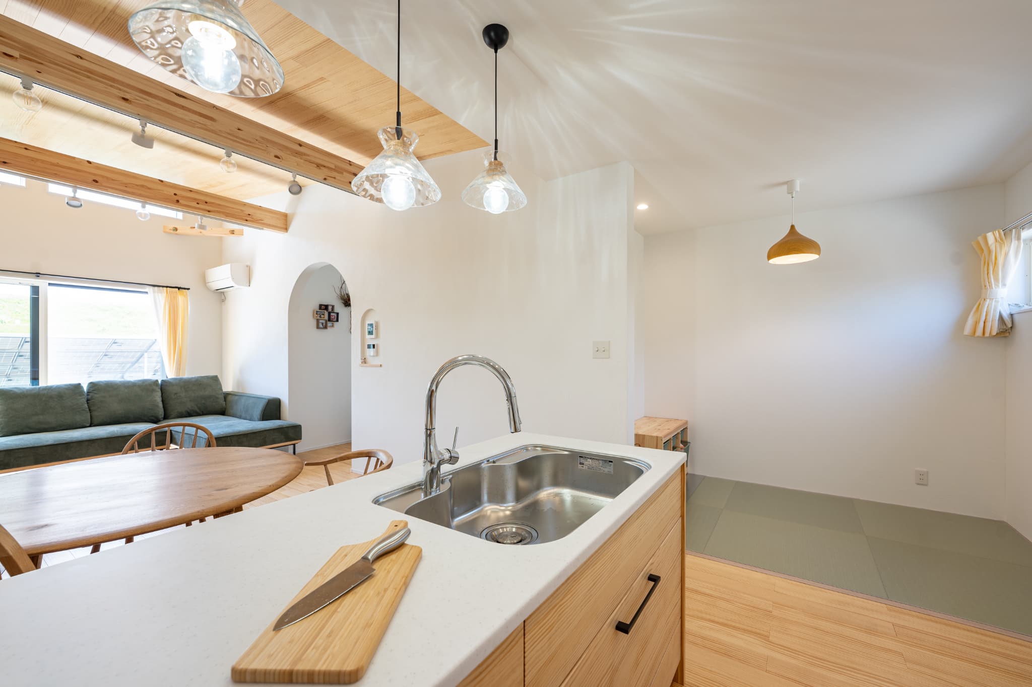 2026年春のトレンドは「手触り」と「丸み」。自然素材の家を彩る最新インテリアコーディネート