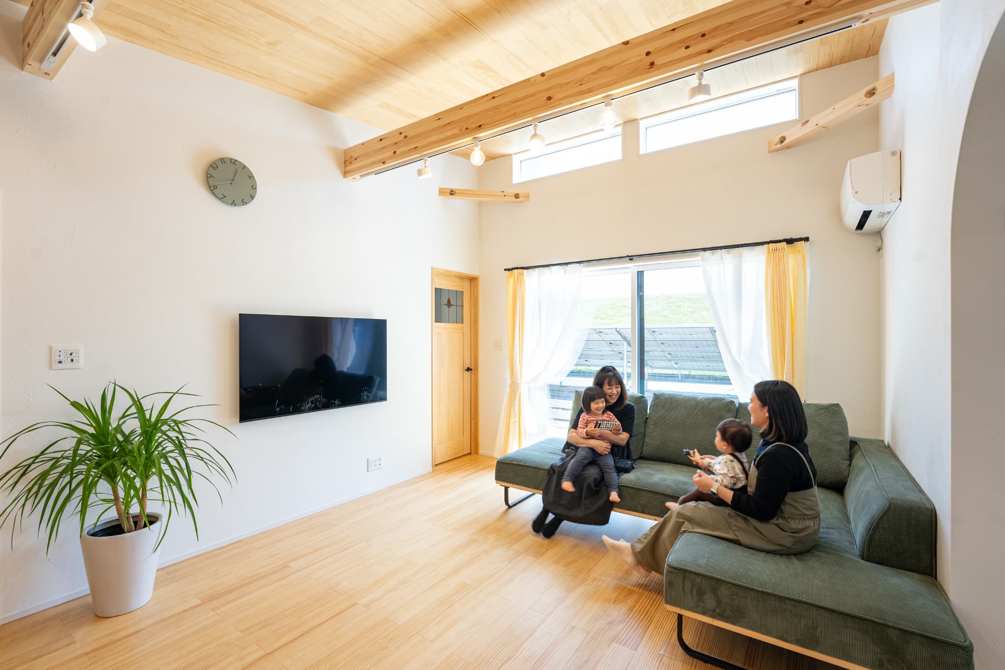 2026年春のトレンドは「手触り」と「丸み」。自然素材の家を彩る最新インテリアコーディネート