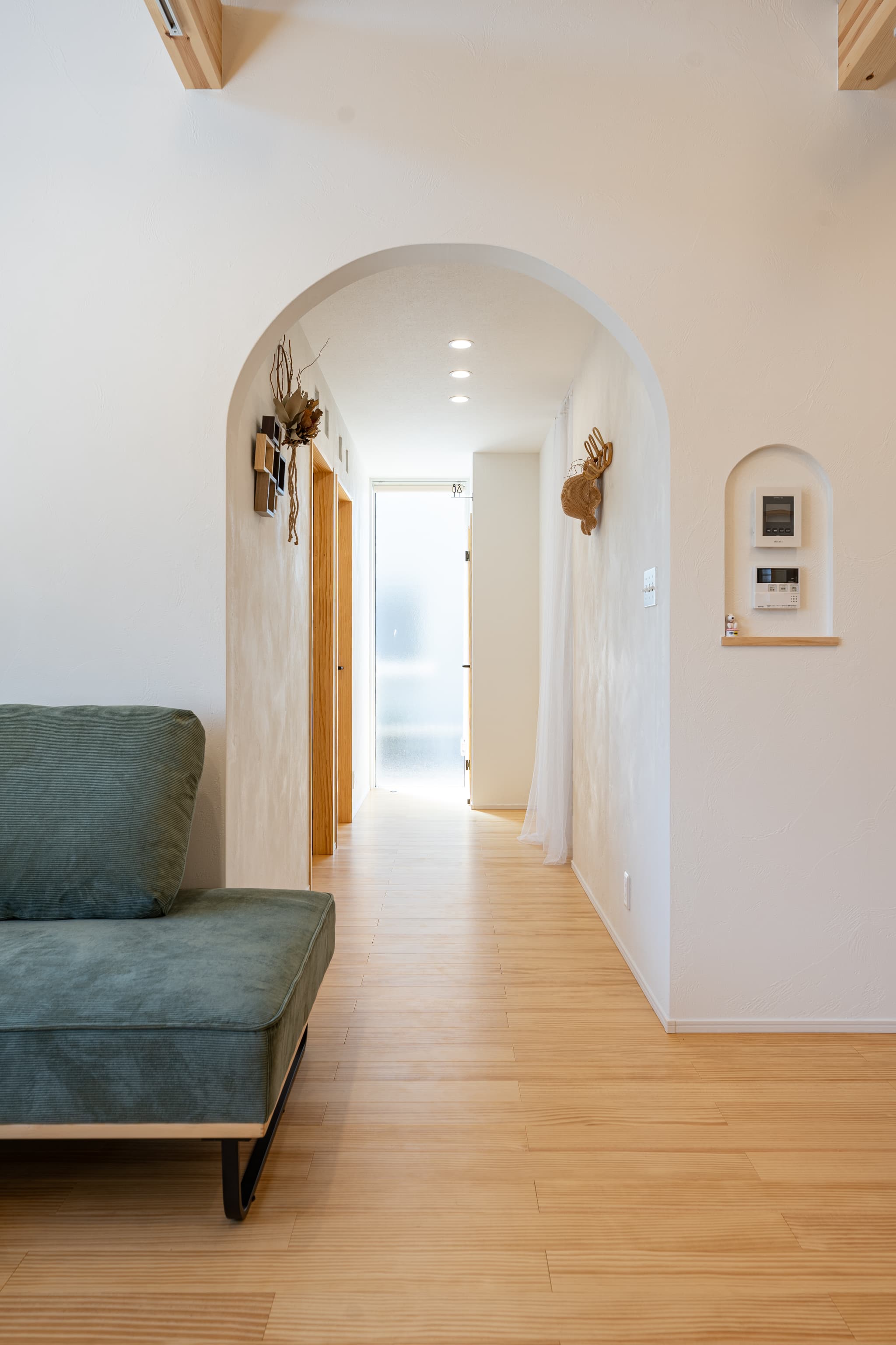 2026年春のトレンドは「手触り」と「丸み」。自然素材の家を彩る最新インテリアコーディネート