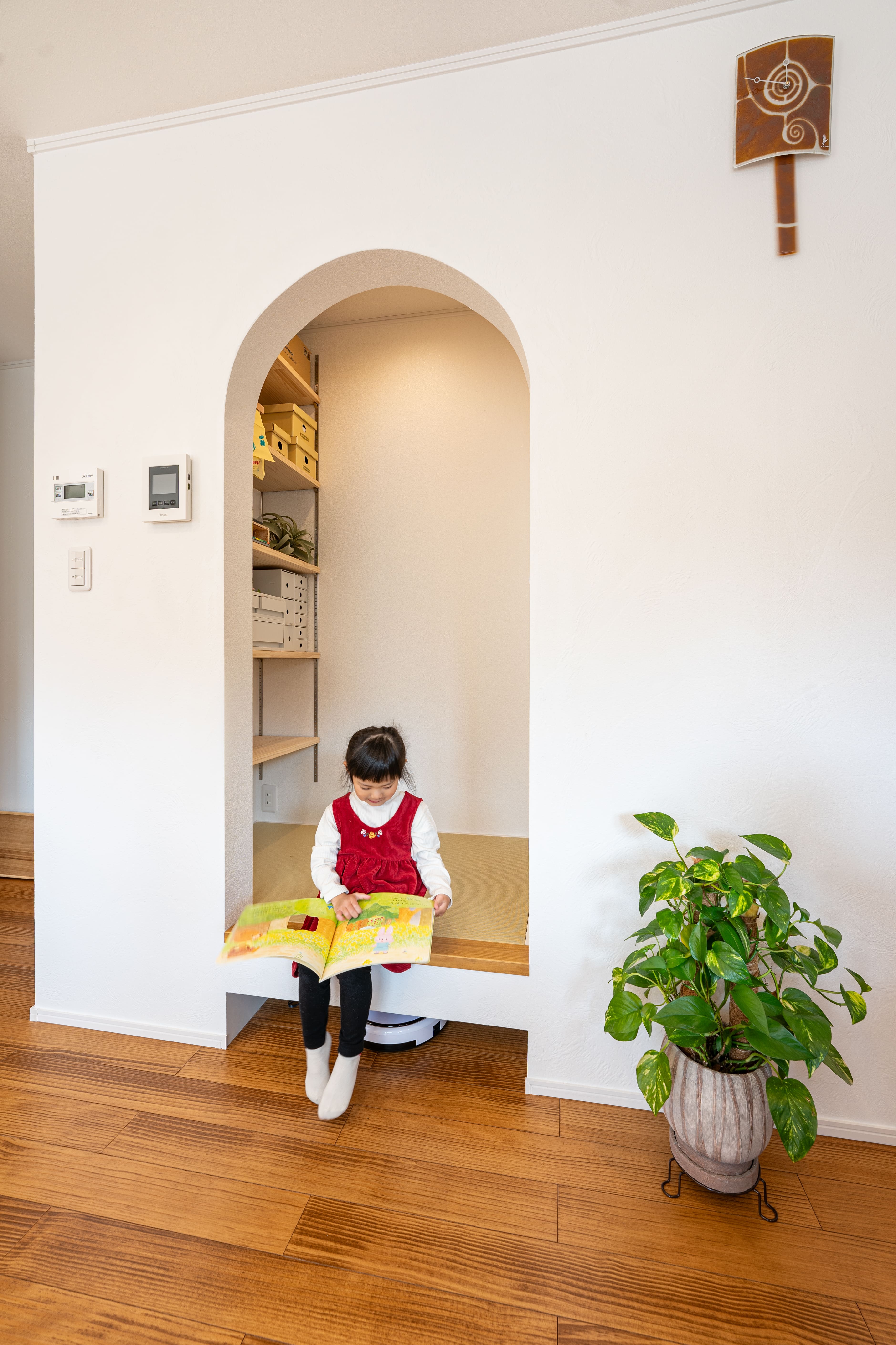 2026年春のトレンドは「手触り」と「丸み」。自然素材の家を彩る最新インテリアコーディネート