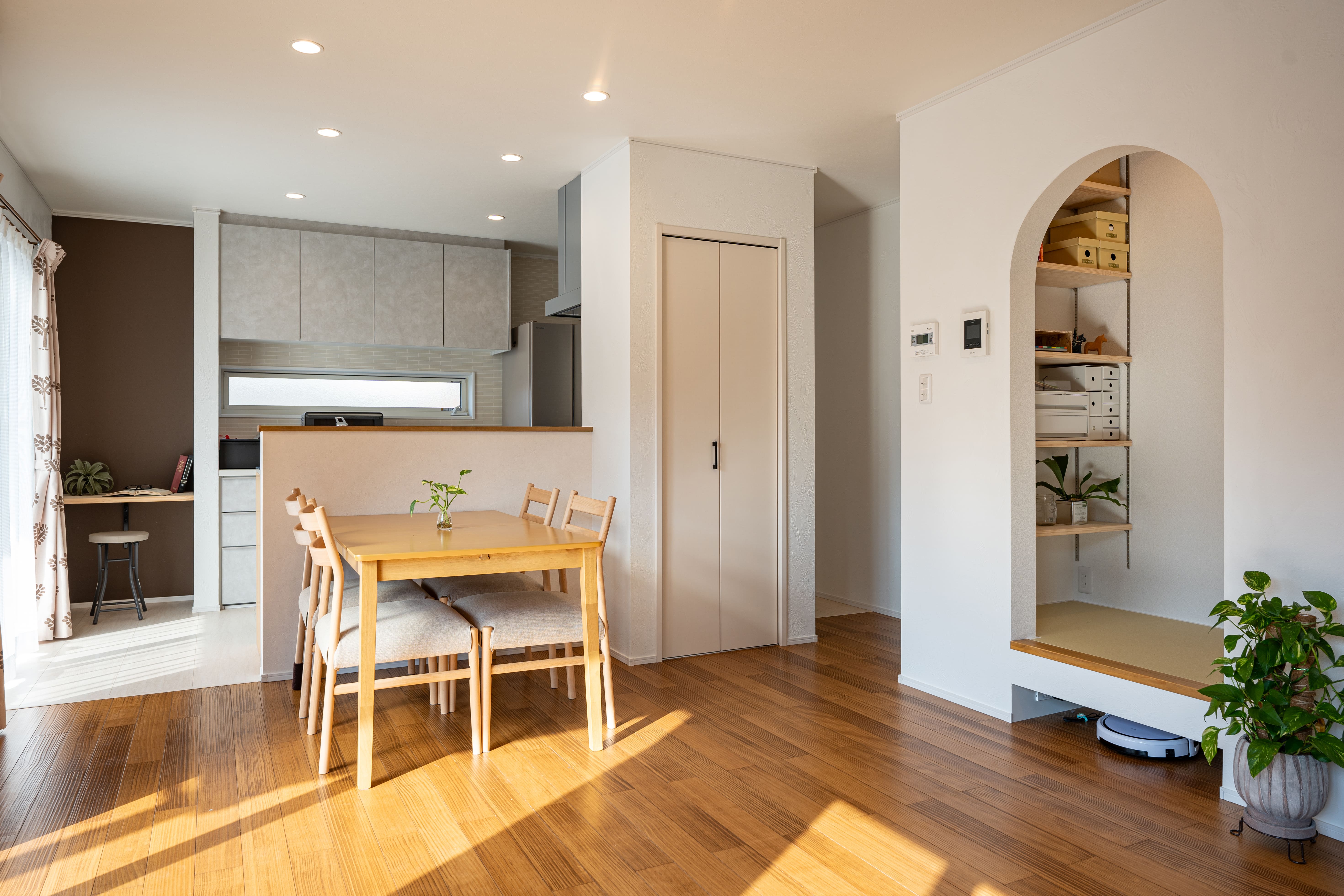 2026年春のトレンドは「手触り」と「丸み」。自然素材の家を彩る最新インテリアコーディネート