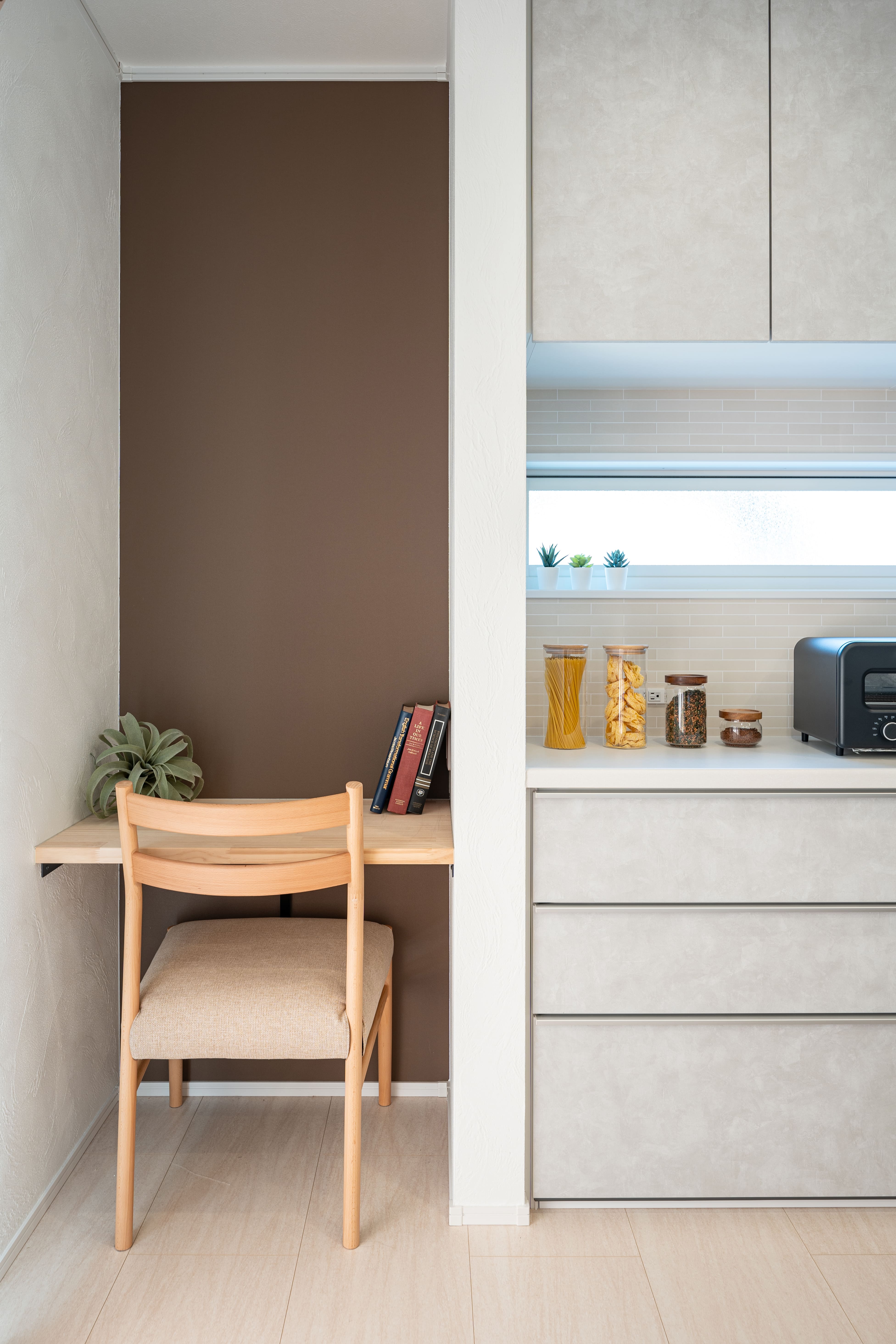 2026年春のトレンドは「手触り」と「丸み」。自然素材の家を彩る最新インテリアコーディネート