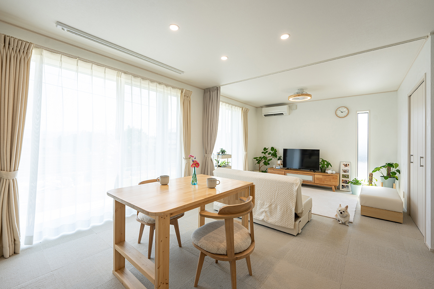 2026年春のトレンドは「手触り」と「丸み」。自然素材の家を彩る最新インテリアコーディネート