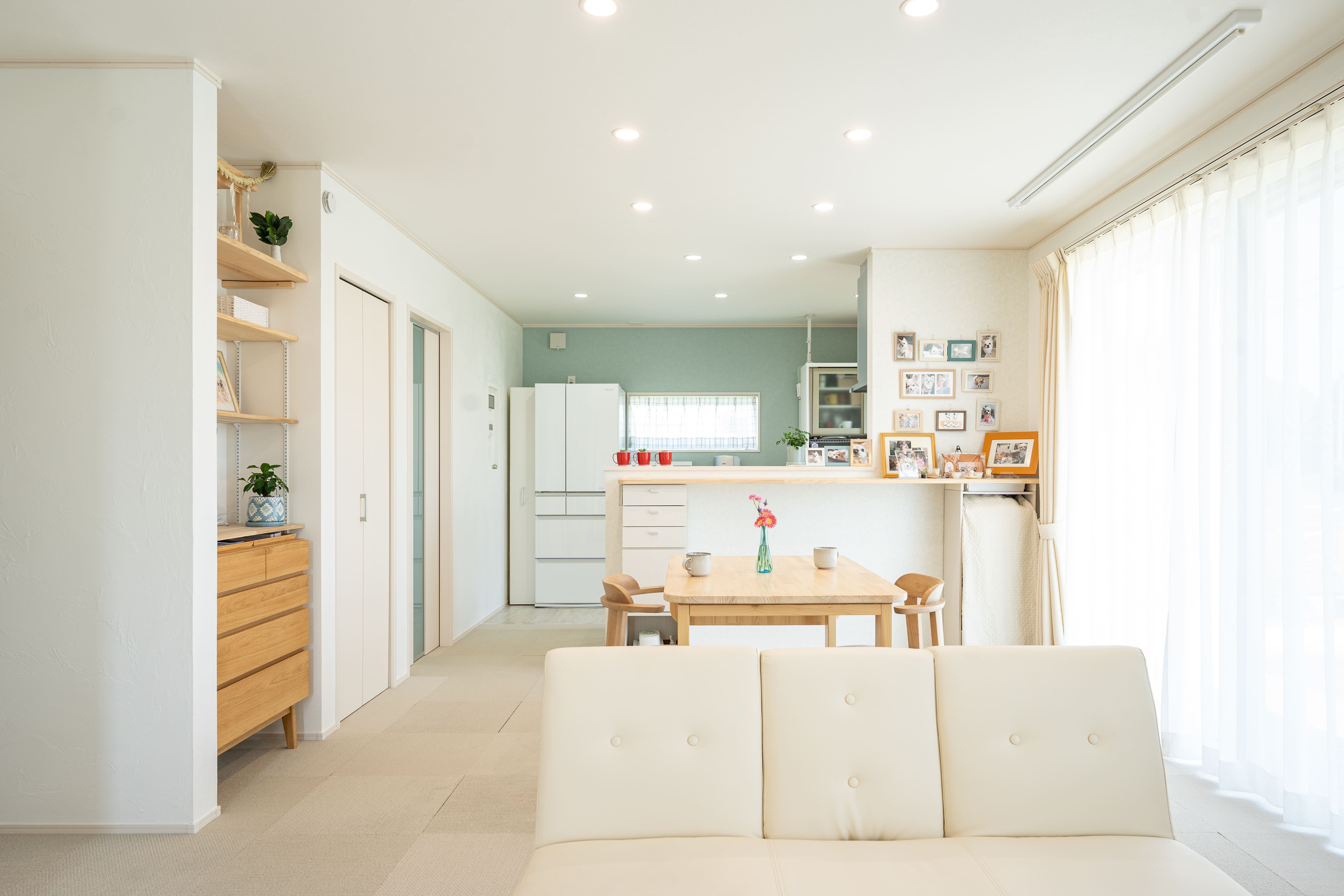 2026年春のトレンドは「手触り」と「丸み」。自然素材の家を彩る最新インテリアコーディネート