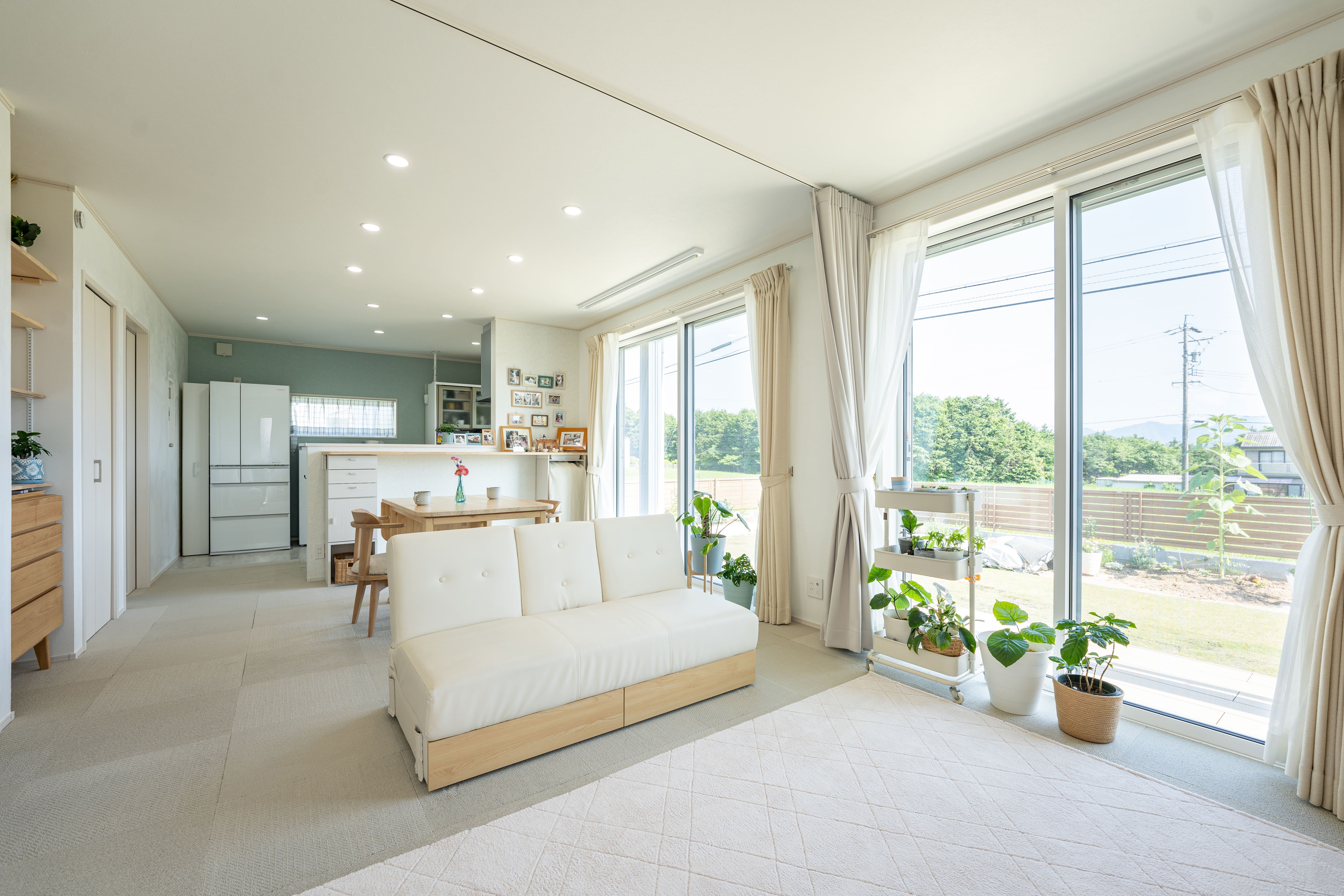 2026年春のトレンドは「手触り」と「丸み」。自然素材の家を彩る最新インテリアコーディネート