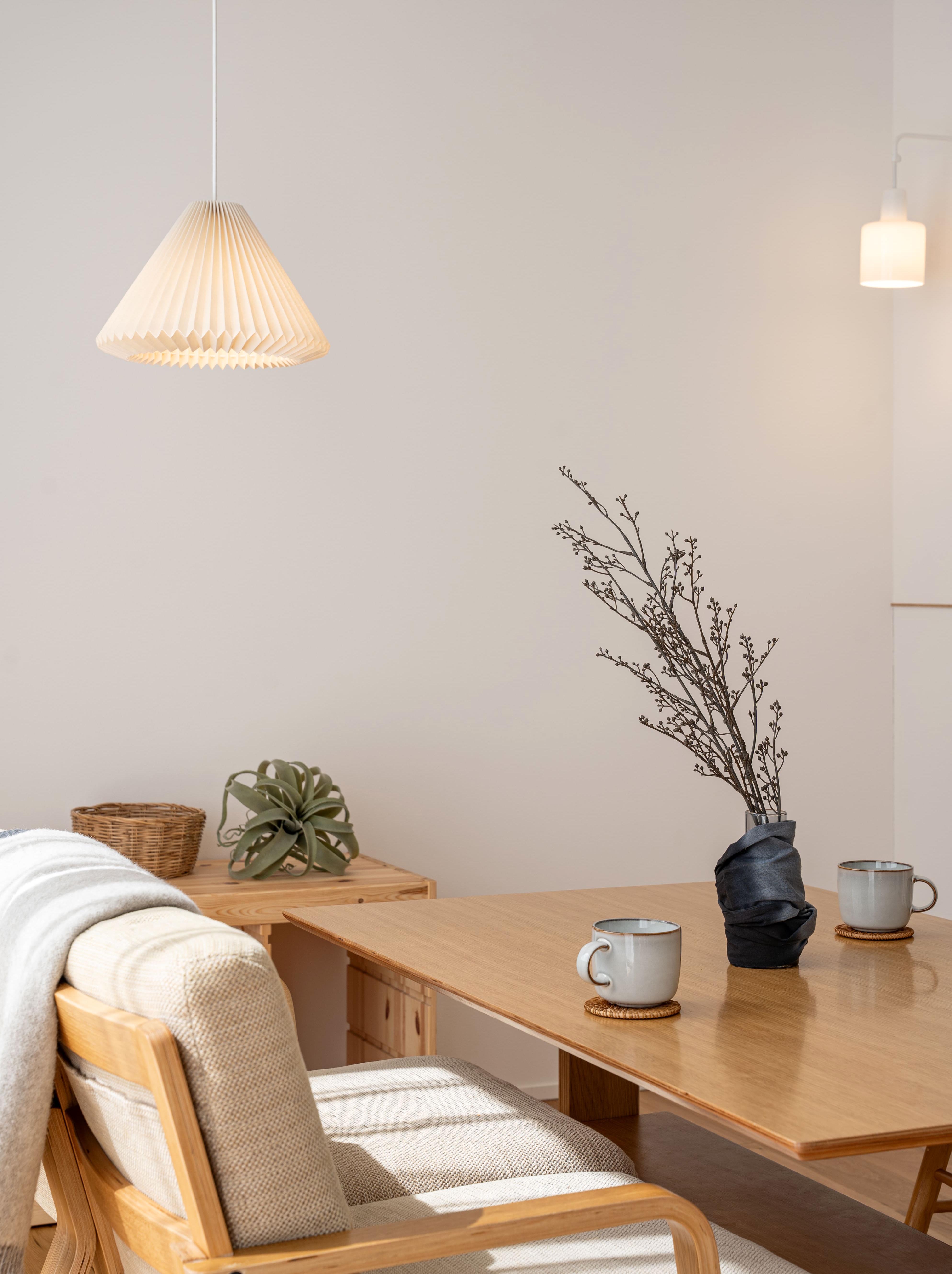 2026年春のトレンドは「手触り」と「丸み」。自然素材の家を彩る最新インテリアコーディネート