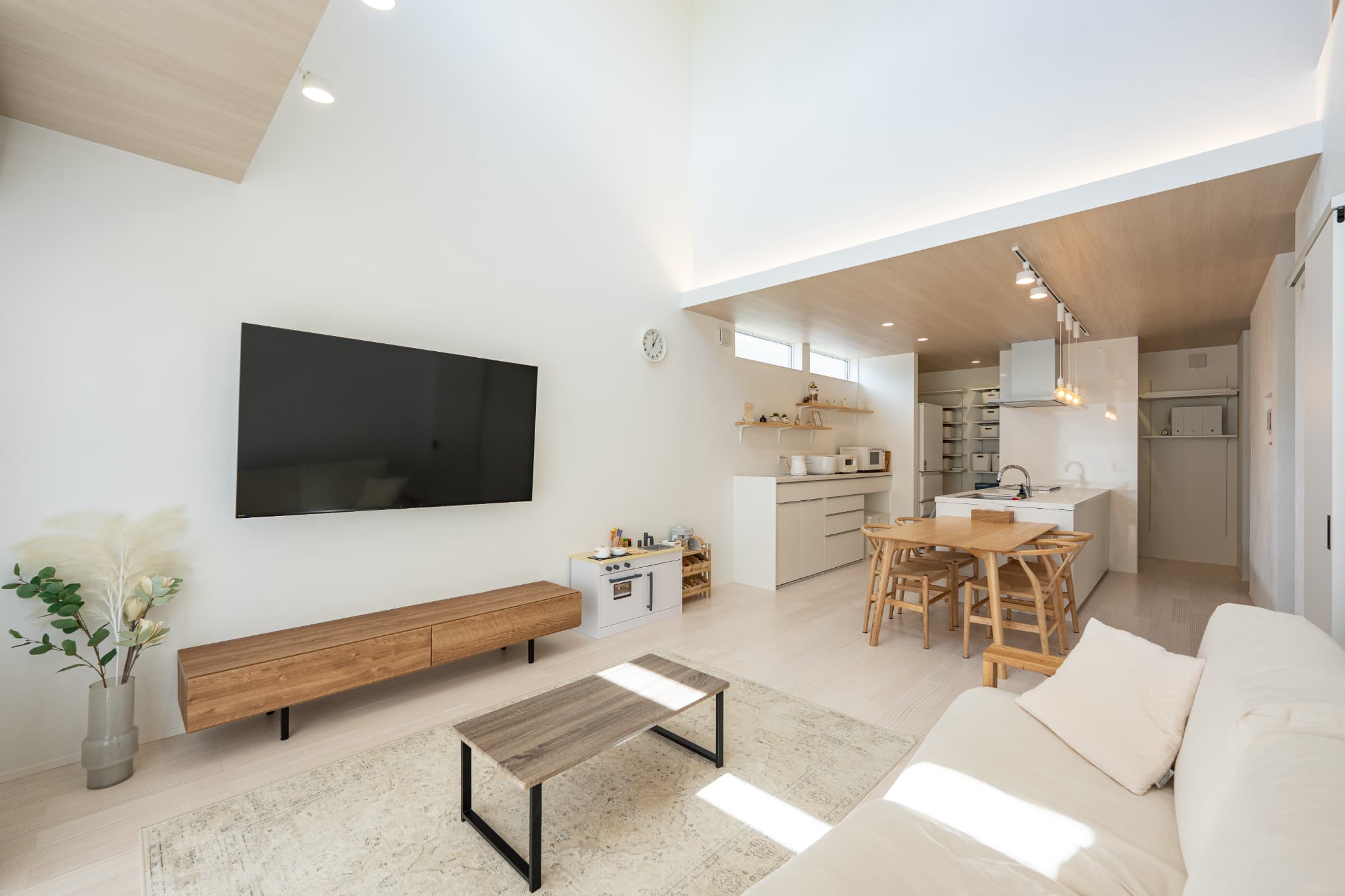 2026年春のトレンドは「手触り」と「丸み」。自然素材の家を彩る最新インテリアコーディネート