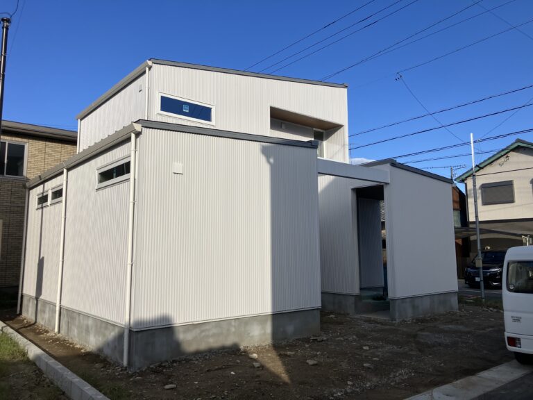 建物を守る外壁工事 〜ガルバリウム鋼板（縦張り）〜