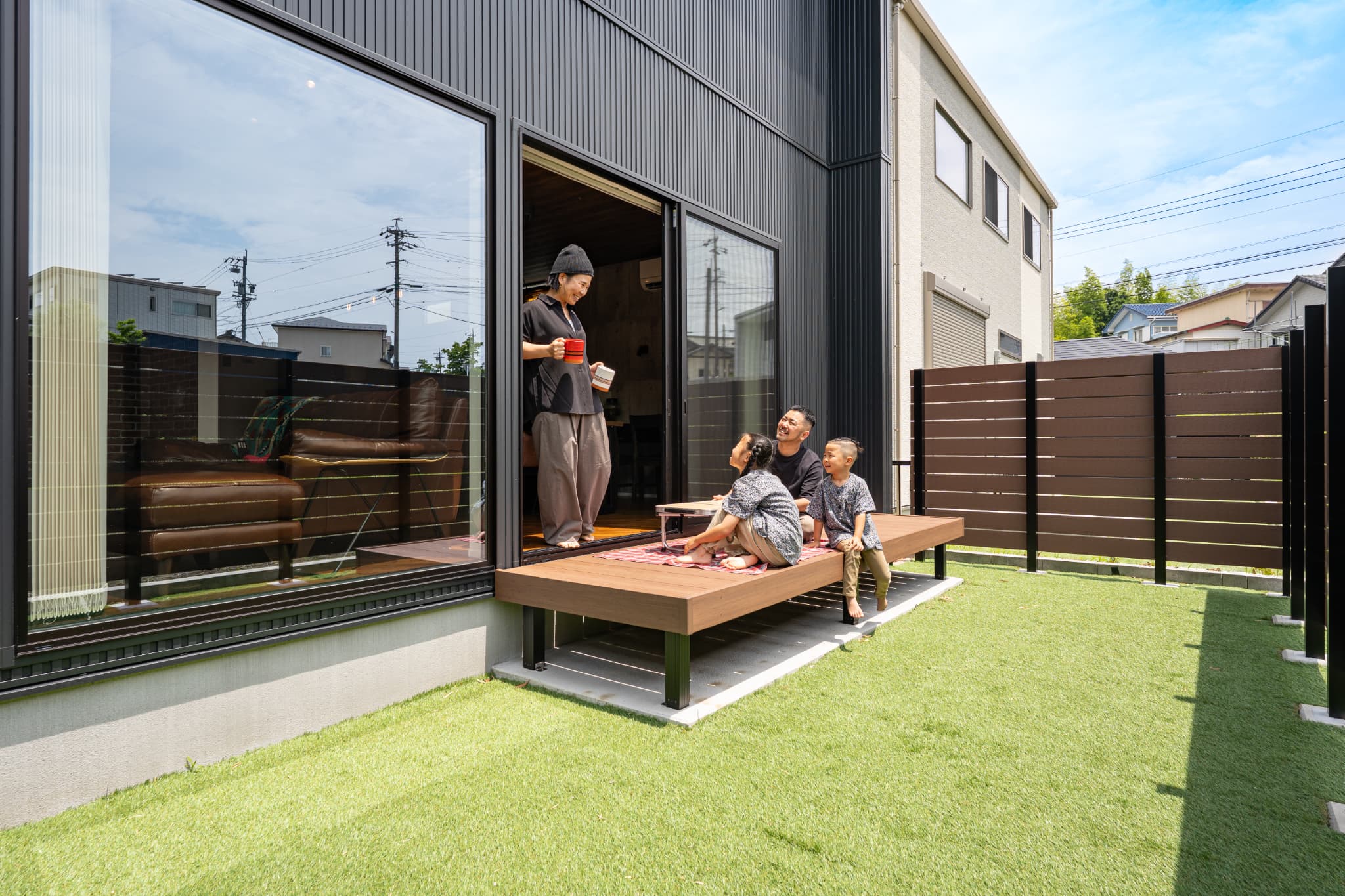 庭とリビングをつなぐ「中間領域」のある暮らし｜ウッドデッキ・縁側で楽しむ春の住まい