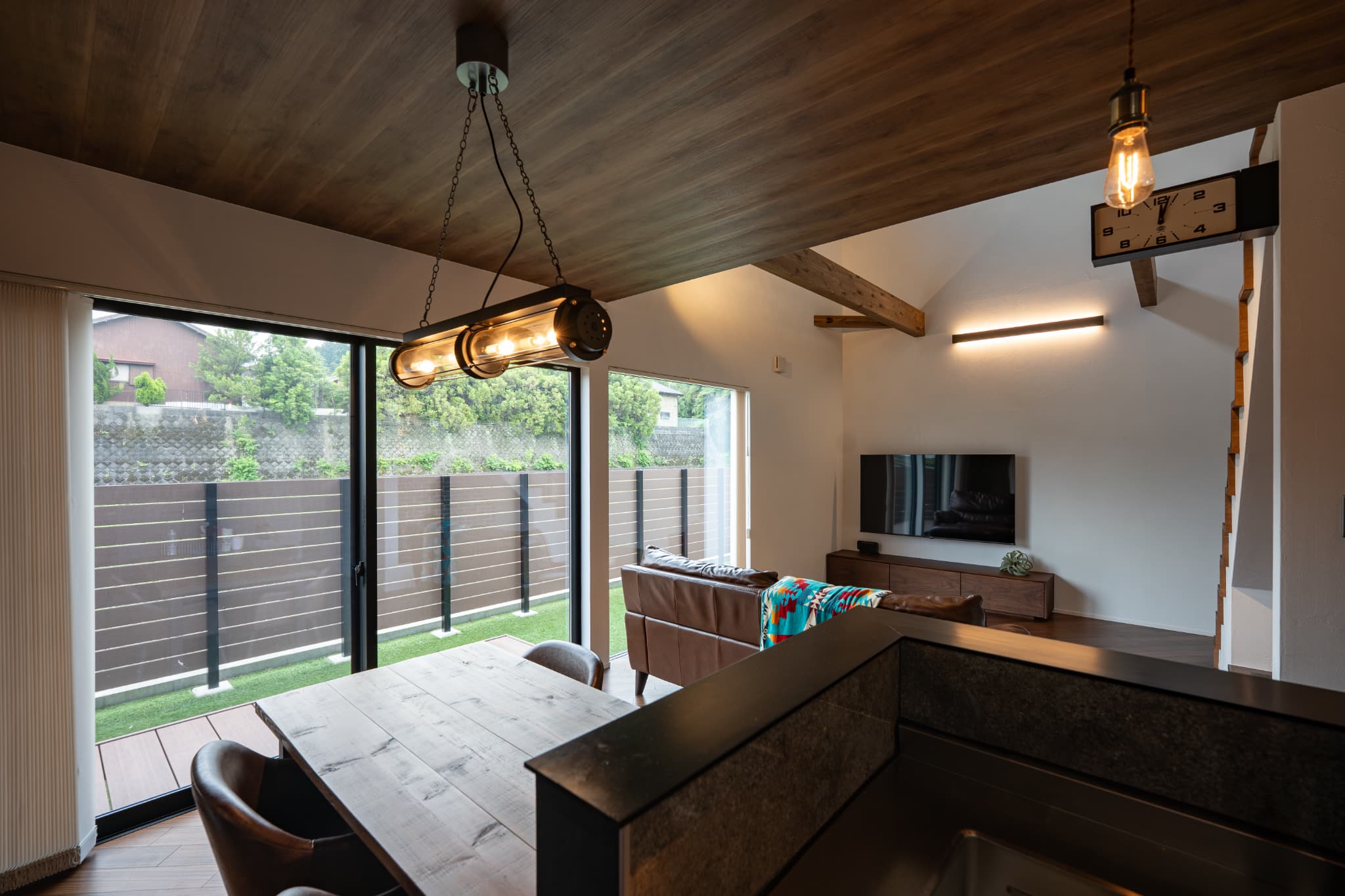 庭とリビングをつなぐ「中間領域」のある暮らし｜ウッドデッキ・縁側で楽しむ春の住まい