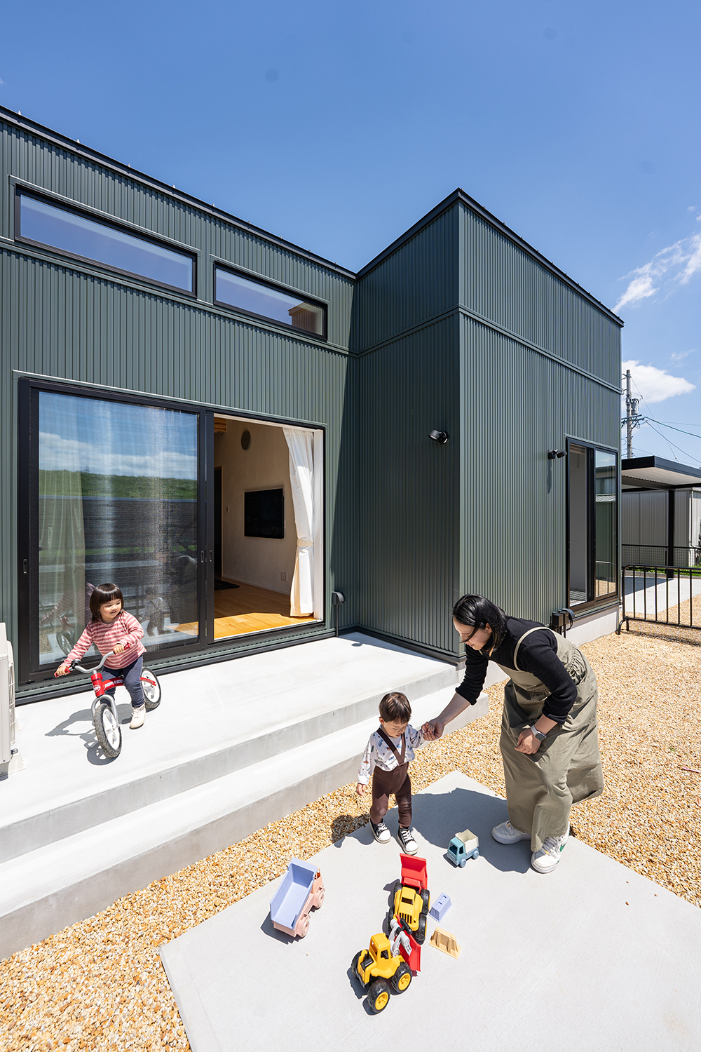 庭とリビングをつなぐ「中間領域」のある暮らし｜ウッドデッキ・縁側で楽しむ春の住まい