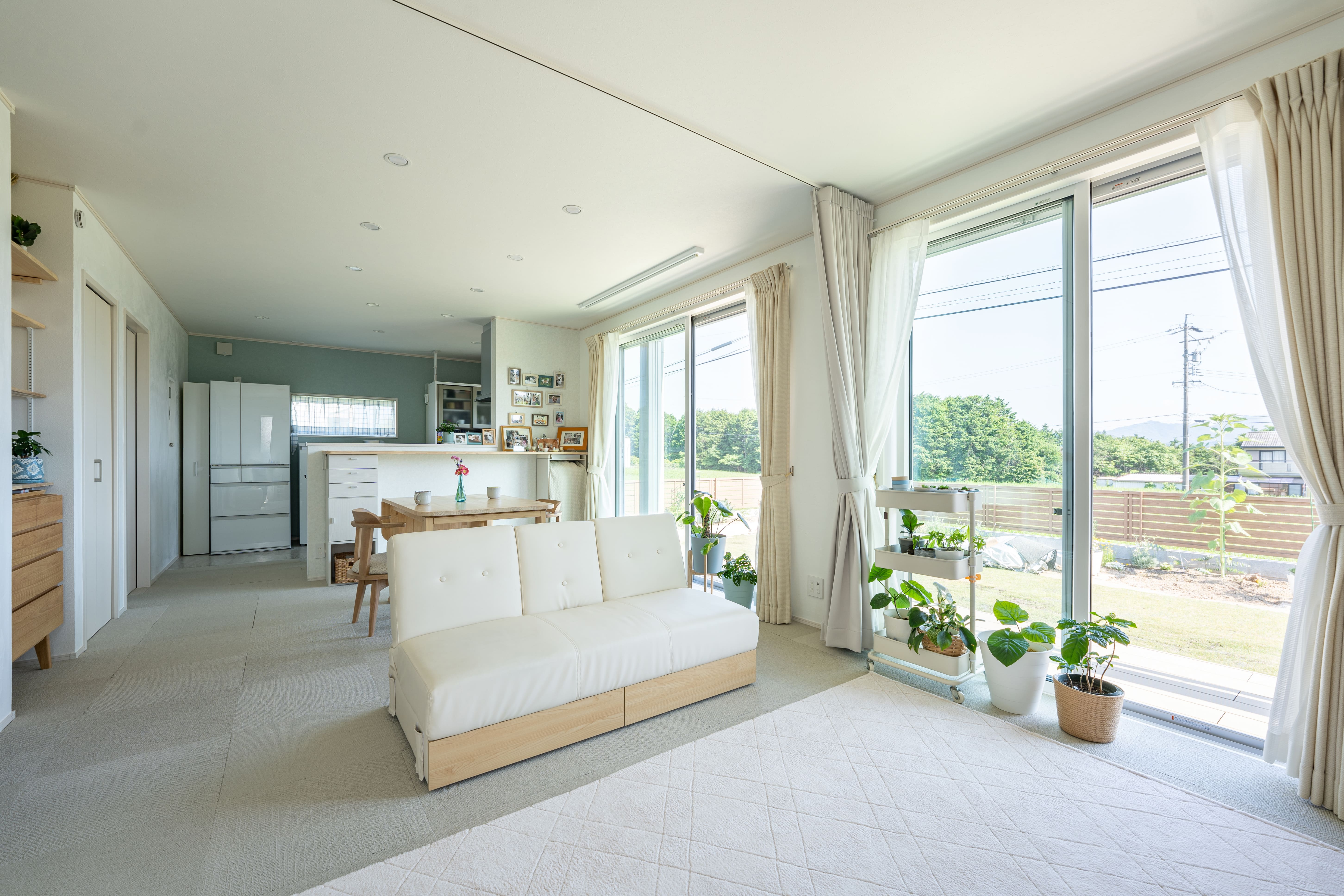 庭とリビングをつなぐ「中間領域」のある暮らし｜ウッドデッキ・縁側で楽しむ春の住まい