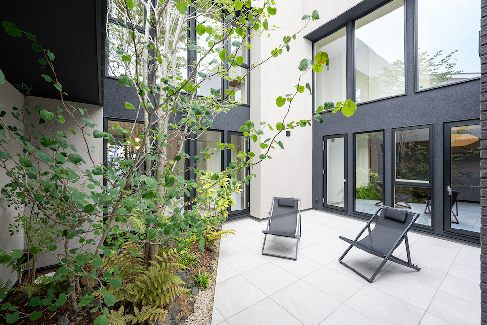 庭とリビングをつなぐ「中間領域」のある暮らし｜ウッドデッキ・縁側で楽しむ春の住まい