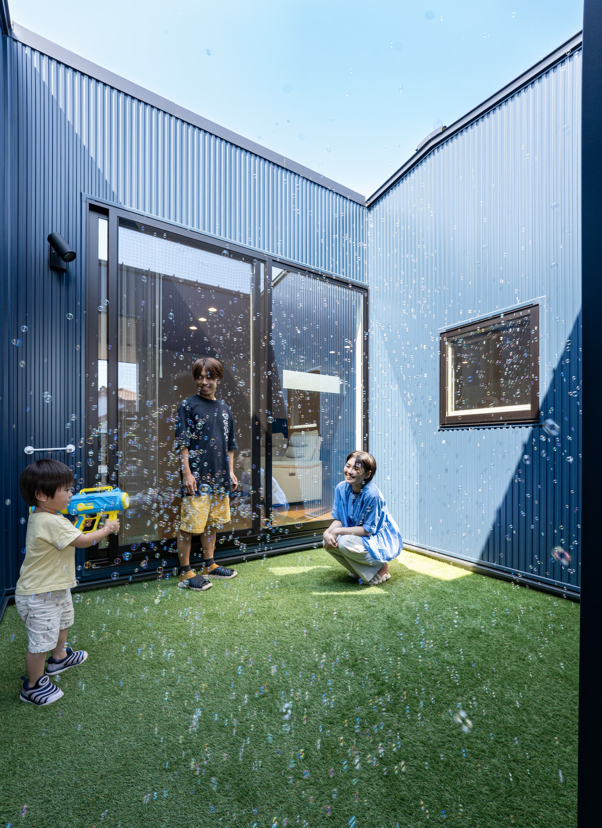 庭とリビングをつなぐ「中間領域」のある暮らし｜ウッドデッキ・縁側で楽しむ春の住まい