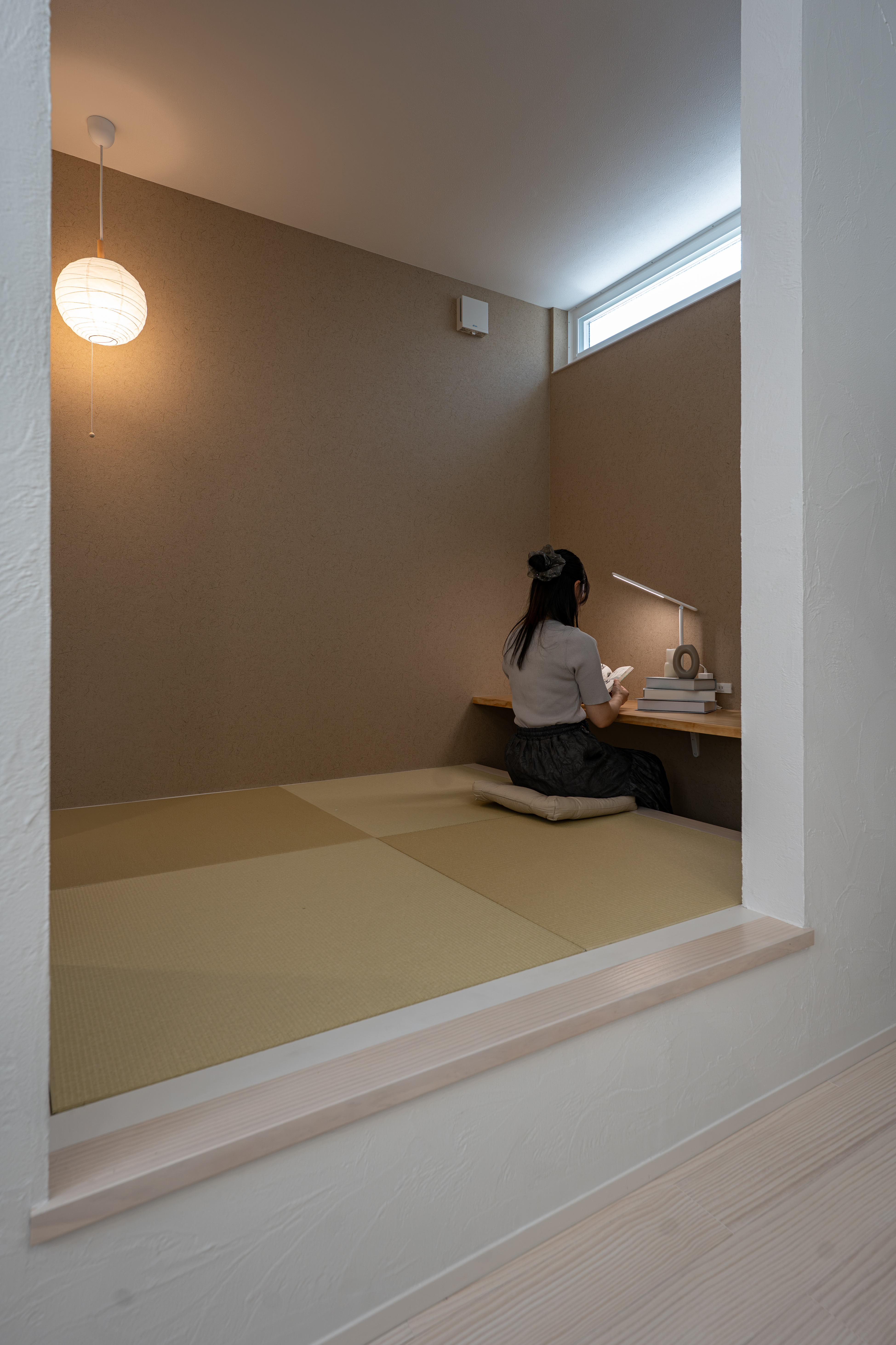 設計の工夫で生まれた、外に閉じて中に開く中庭のある家