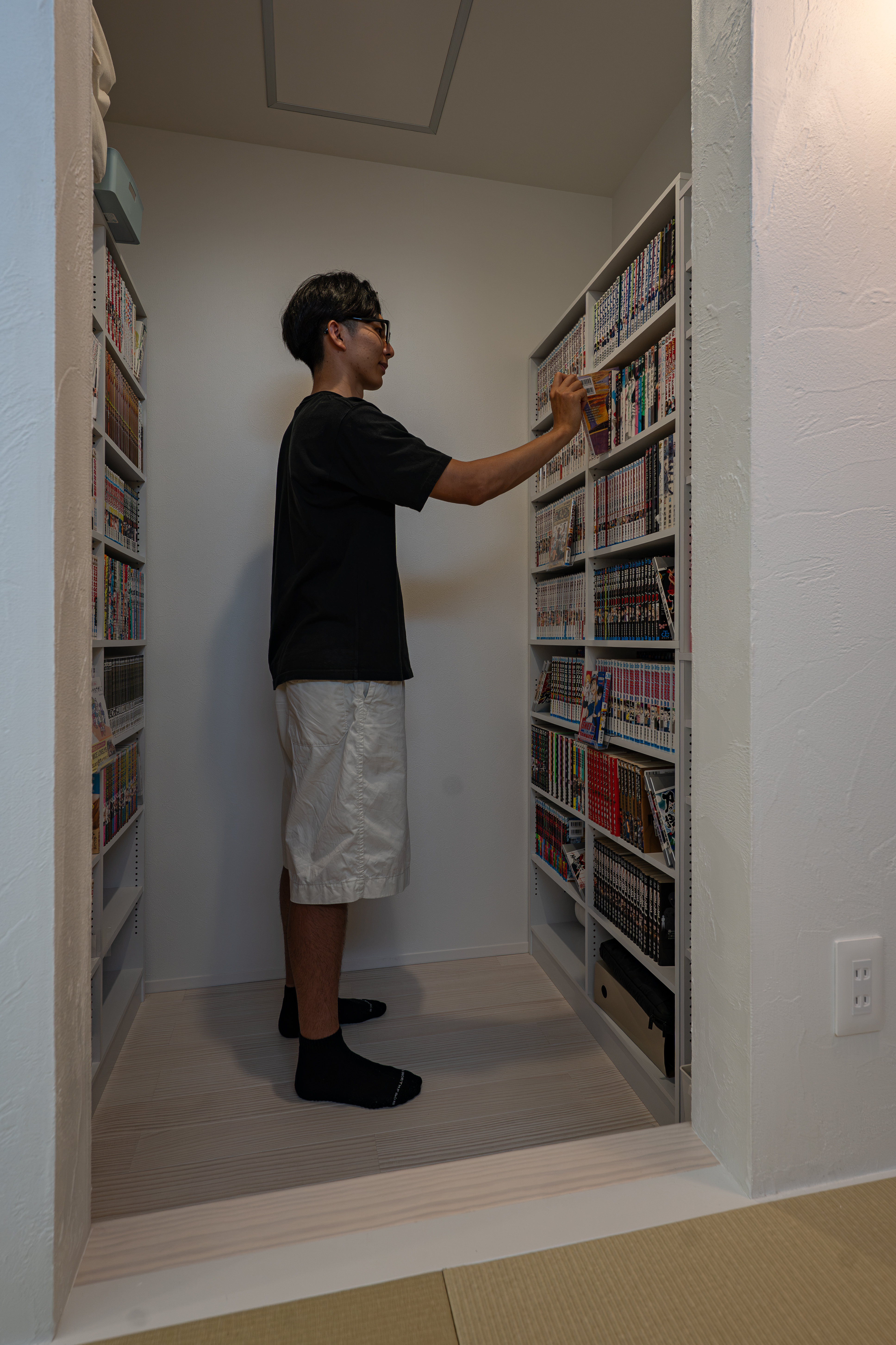 設計の工夫で生まれた、外に閉じて中に開く中庭のある家