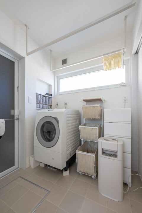 設計の工夫で生まれた、外に閉じて中に開く中庭のある家