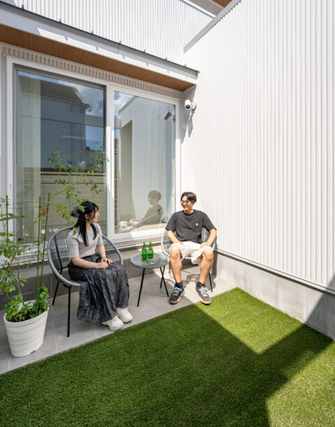 設計の工夫で生まれた、外に閉じて中に開く中庭のある家