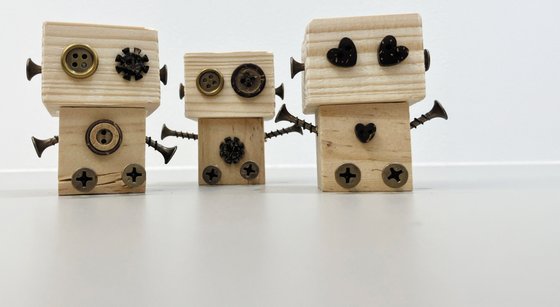 家づくりの端材から手づくりした木のロボット