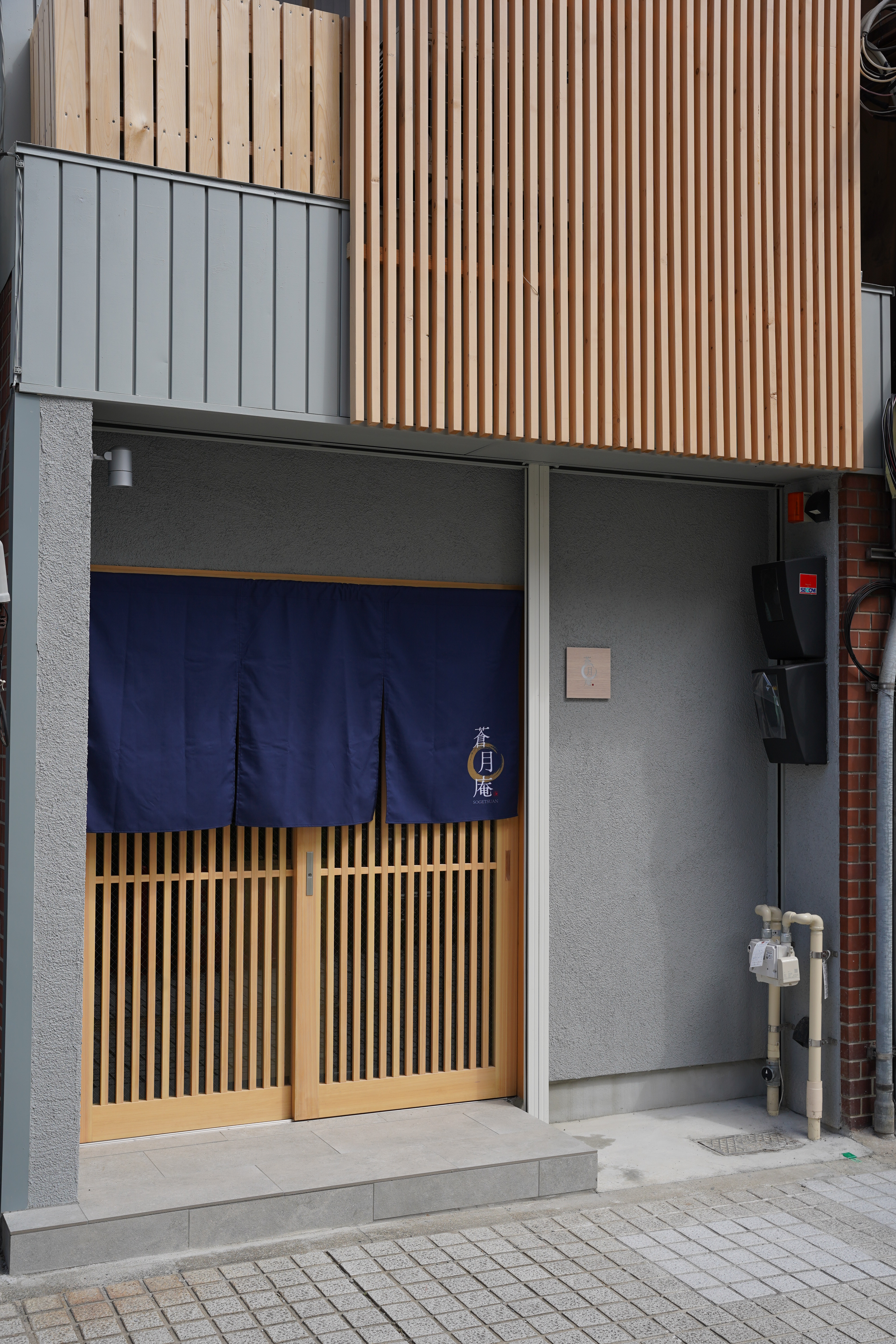 駅前のビルが、一軒の割烹に。 木と灯りで整えた、大人の隠れ家。